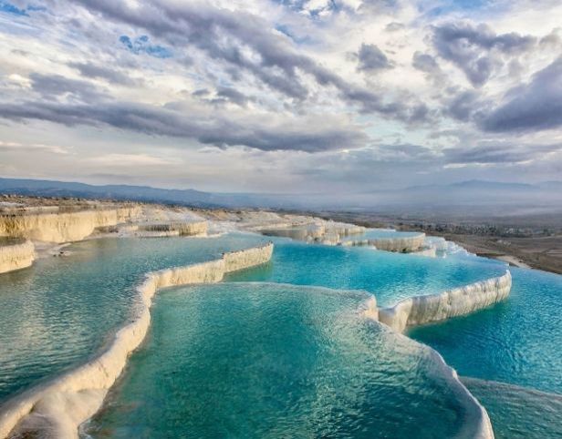Pamukkale i Hierapolis – jak starożytna produkcja tkanin stworzyła jeden z cudów Turcji